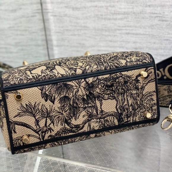 Dior Classic Collection Handbag | The Perfect Blend of Luxury & Style - Picture 3 of 7